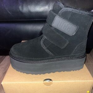 New Neumal platform Uggs in black size 8